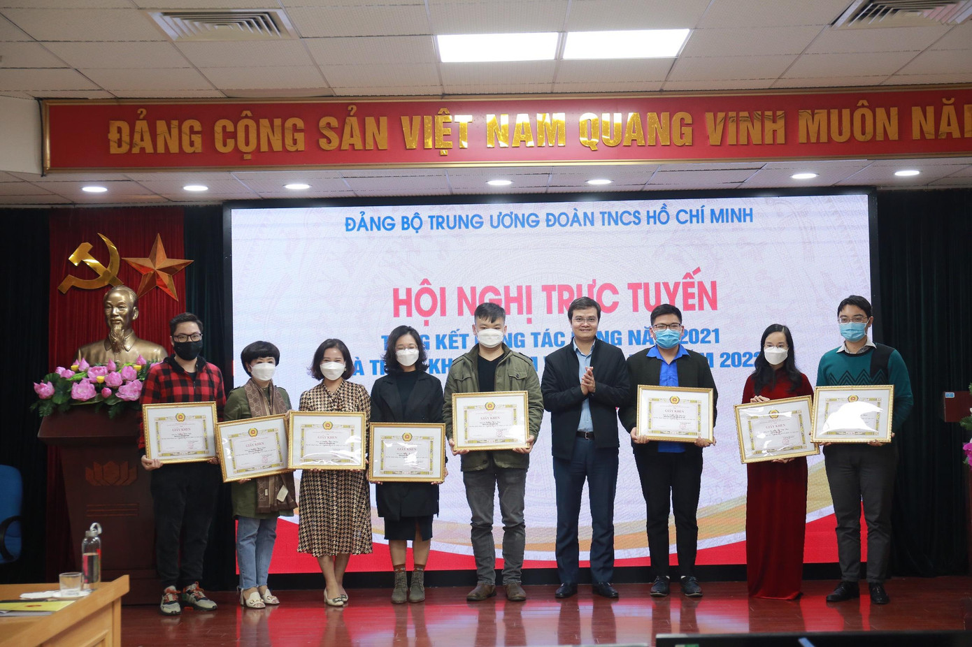 Anh Bùi Quang Huy, Bí thư thường trực T.Ư Đoàn khen thưởng các đảng viên có thành tích trong công tác xây dựng Đảng năm 2021. Ảnh: Bảo Anh Anh Bùi Quang Huy, Bí thư thường trực T.Ư Đoàn khen thưởng các đảng viên có thành tích trong công tác xây dựng Đảng năm 2021. Ảnh: Bảo Anh