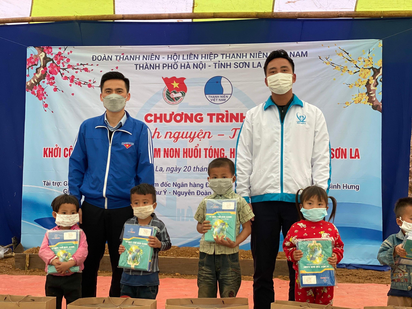 Thành Đoàn Hà Nội trao quà tặng cho học sinh tại Chiềng Lao