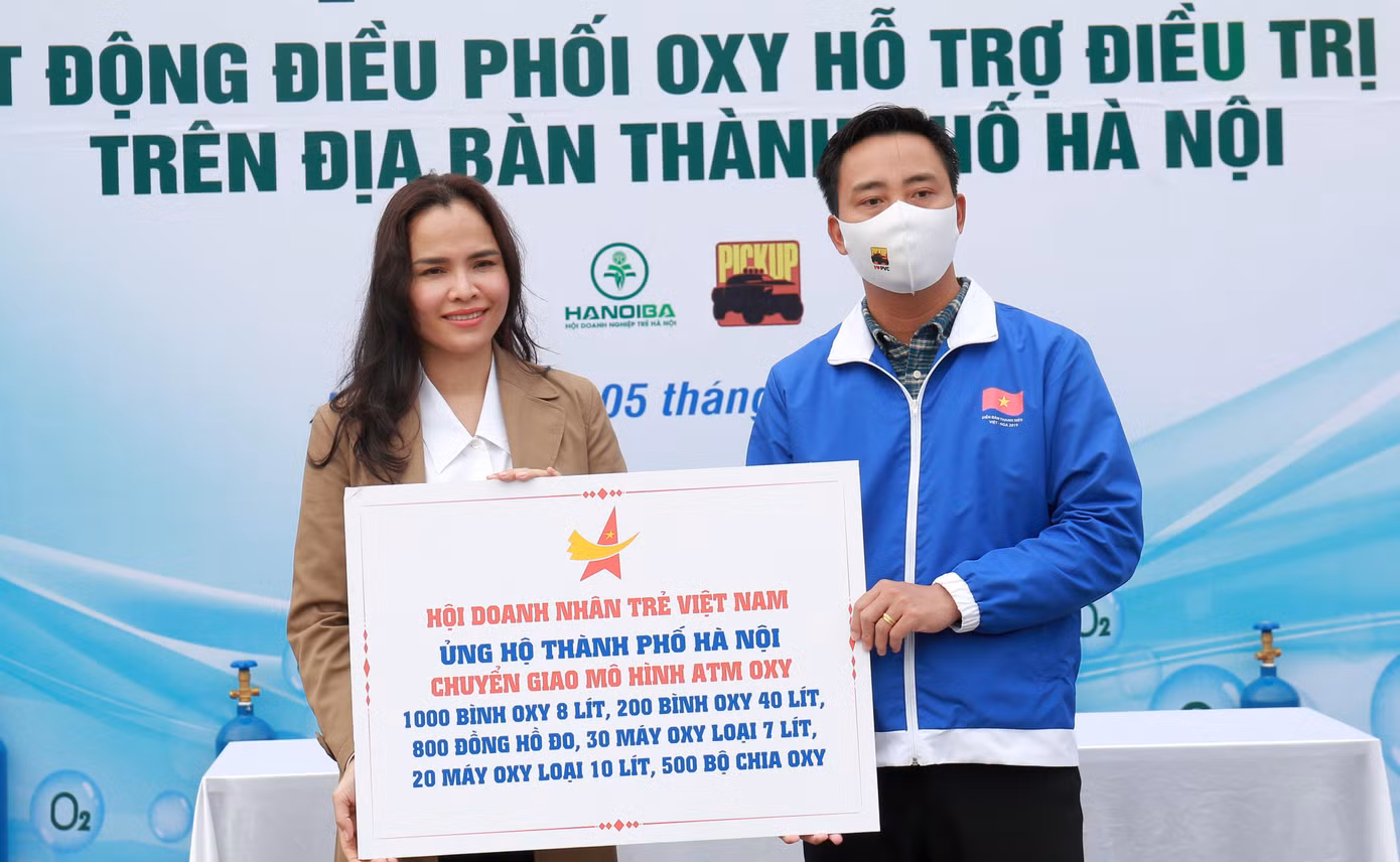 Chị Phạm Thị Bích Huệ, Phó Chủ tịch Hội Doanh nhân trẻ Việt Nam đã bàn giao 1.200 bình Oxy và trang thiết bị Oxy hỗ trợ điều trị F0 tại nhà cho Thành Đoàn Hà Nội Chị Phạm Thị Bích Huệ, Phó Chủ tịch Hội Doanh nhân trẻ Việt Nam đã bàn giao 1.200 bình Oxy và trang thiết bị Oxy hỗ trợ điều trị F0 tại nhà cho Thành Đoàn Hà Nội