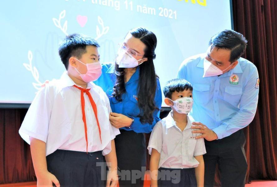 T.Ư Đoàn và Tỉnh Đoàn Bình Dương thực hiện chương trình "Nối vòng tay thương" tại Bình Dương T.Ư Đoàn và Tỉnh Đoàn Bình Dương thực hiện chương trình "Nối vòng tay thương" tại Bình Dương