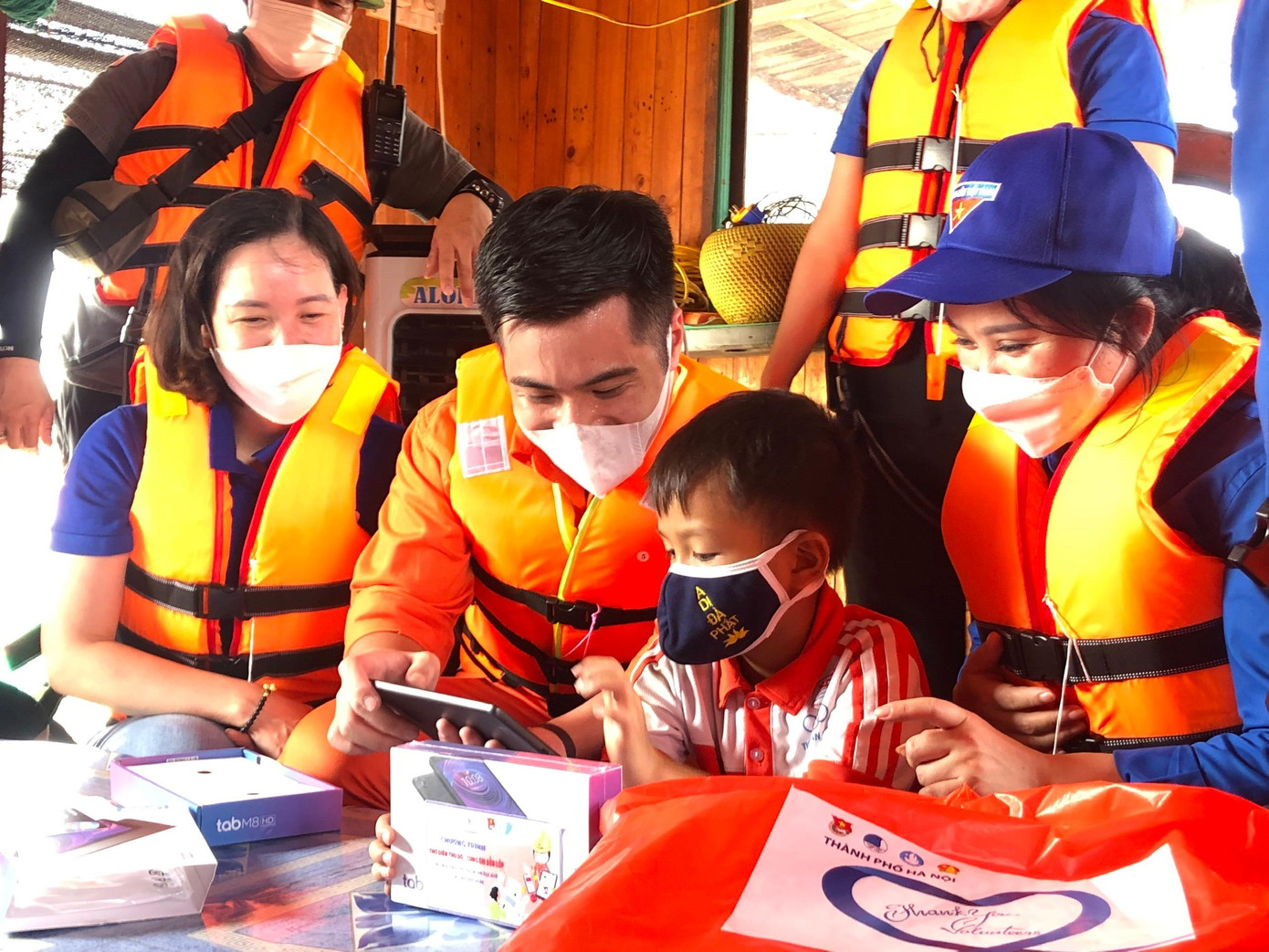 Thành Đoàn Hà Nội và các đơn vị liên quan trao tặng thiết bị điện tử cho trẻ em làng chài ven sông Hồng học trực tuyến Thành Đoàn Hà Nội và các đơn vị liên quan trao tặng thiết bị điện tử cho trẻ em làng chài ven sông Hồng học trực tuyến