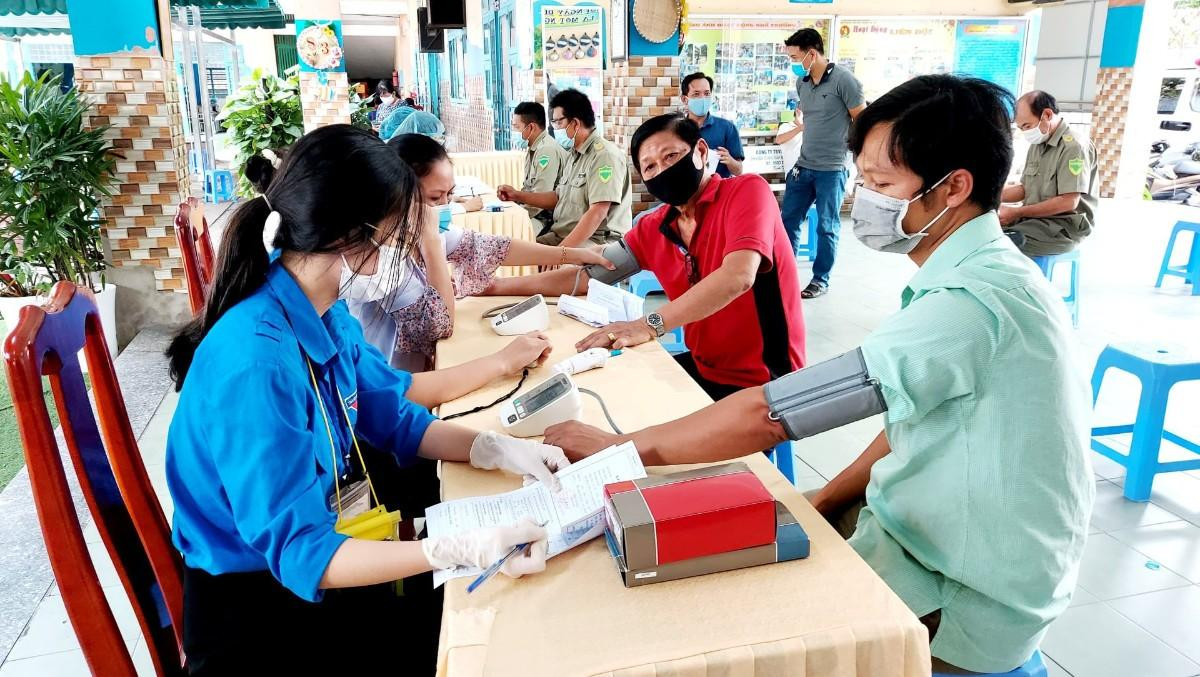 Thanh niên tình nguyện hỗ trợ tiêm Vắc xin COVID-19 tại TPHCM Thanh niên tình nguyện hỗ trợ tiêm Vắc xin COVID-19 tại TPHCM