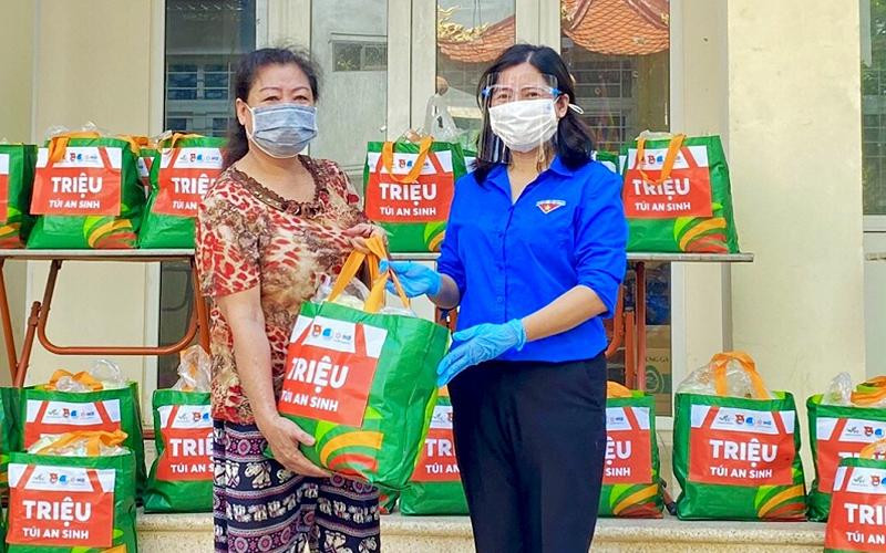 Chương trình “Triệu túi an sinh” đến với người dân khó khăn tại phường Ngọc Hà (quận Ba Đình, TP Hà Nội). Chương trình “Triệu túi an sinh” đến với người dân khó khăn tại phường Ngọc Hà (quận Ba Đình, TP Hà Nội).