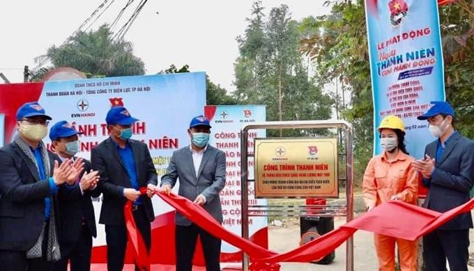Anh Bùi Quang Huy (ngoài cùng, bên phải) cùng các đại biểu khánh thành công trình thanh niên Tuyến đường chiếu sáng bằng năng lượng mặt trời tại Sóc Sơn, Hà Nội trong ngày thành niên cùng hành động Anh Bùi Quang Huy (ngoài cùng, bên phải) cùng các đại biểu khánh thành công trình thanh niên Tuyến đường chiếu sáng bằng năng lượng mặt trời tại Sóc Sơn, Hà Nội trong ngày thành niên cùng hành động