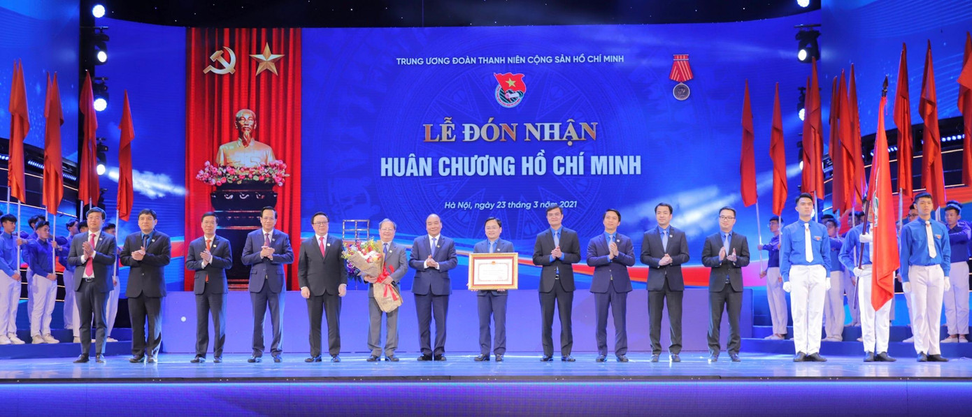 Đoàn TNCS Hồ Chí Minh đón nhận Huân chương Hồ Chí Minh tại lễ kỷ niệm 90 năm thành lập Đoàn Đoàn TNCS Hồ Chí Minh đón nhận Huân chương Hồ Chí Minh tại lễ kỷ niệm 90 năm thành lập Đoàn