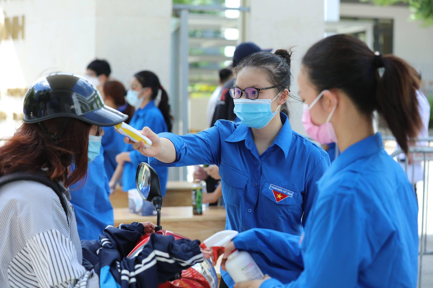 Thanh niên tình nguyện tiếp sức thí sinh tại kỳ thi THPT Quốc gia 2021 Thanh niên tình nguyện tiếp sức thí sinh tại kỳ thi THPT Quốc gia 2021