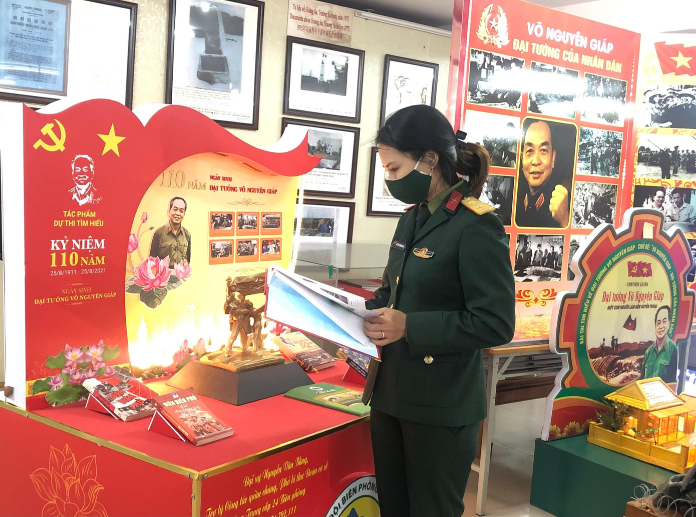 Bạn trẻ tham quan, tìm hiểu các bài thi viết về Đại tướng Võ Nguyên Giáp Bạn trẻ tham quan, tìm hiểu các bài thi viết về Đại tướng Võ Nguyên Giáp