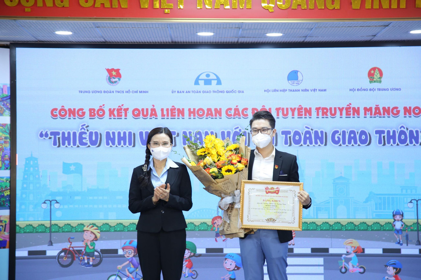 Chị Nguyễn Phạm Duy Trang, Bí thư T.Ư Đoàn, Chủ tịch Hội đồng Đội T.Ư trao giải nhất cho đại diện trường THCS Võ Trường Toản, TP. Dĩ An, tỉnh Bình Dương Chị Nguyễn Phạm Duy Trang, Bí thư T.Ư Đoàn, Chủ tịch Hội đồng Đội T.Ư trao giải nhất cho đại diện trường THCS Võ Trường Toản, TP. Dĩ An, tỉnh Bình Dương