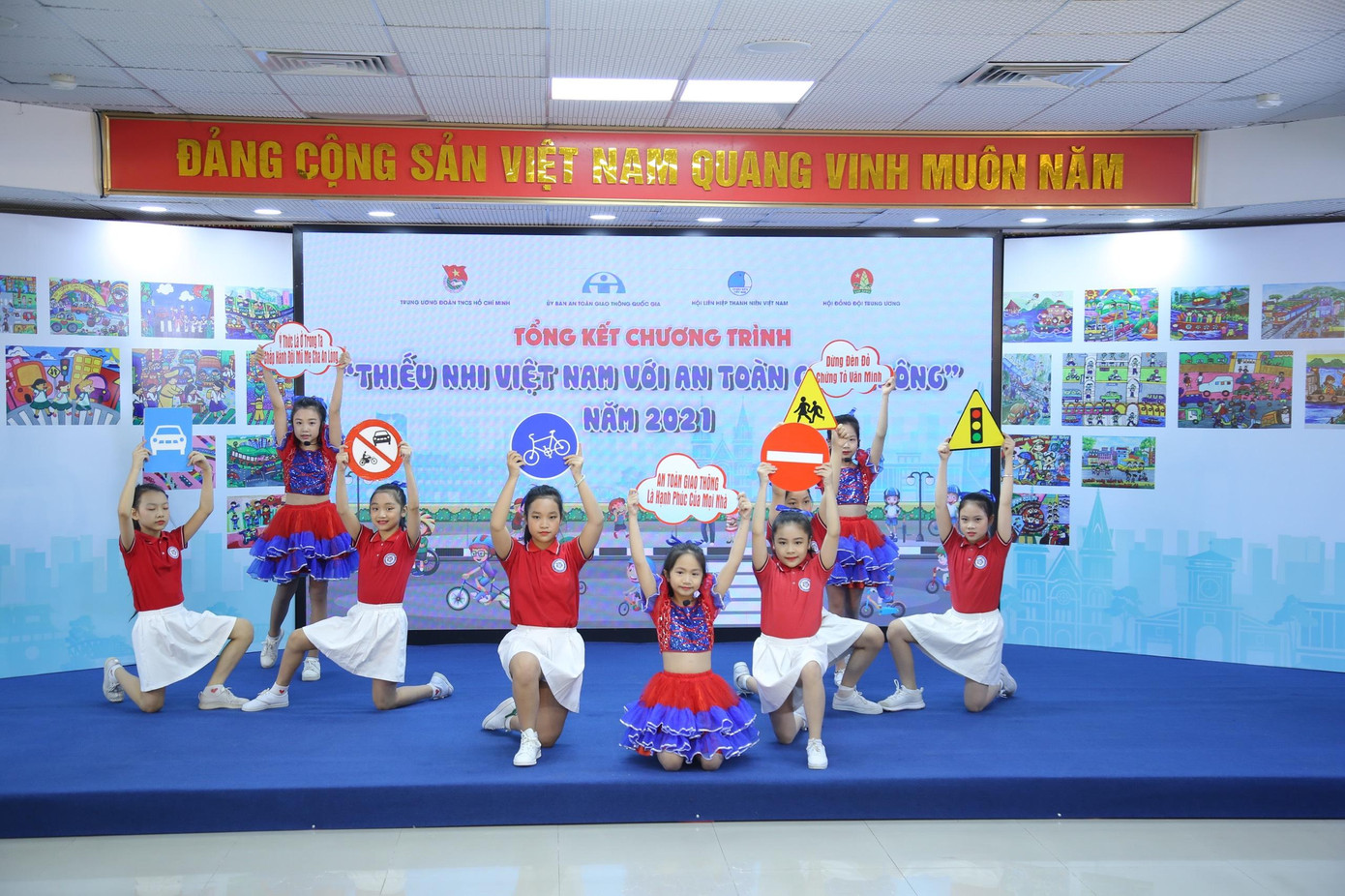 Các đội thi biểu diễn tại vòng chung kết toàn quốc đội tuyên truyền măng non “Thiếu nhi Việt Nam với An toàn giao thông Các đội thi biểu diễn tại vòng chung kết toàn quốc đội tuyên truyền măng non “Thiếu nhi Việt Nam với An toàn giao thông