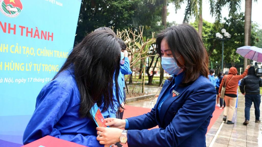 Trao sổ đoàn viên cho các đoàn viên mới được kết nạp