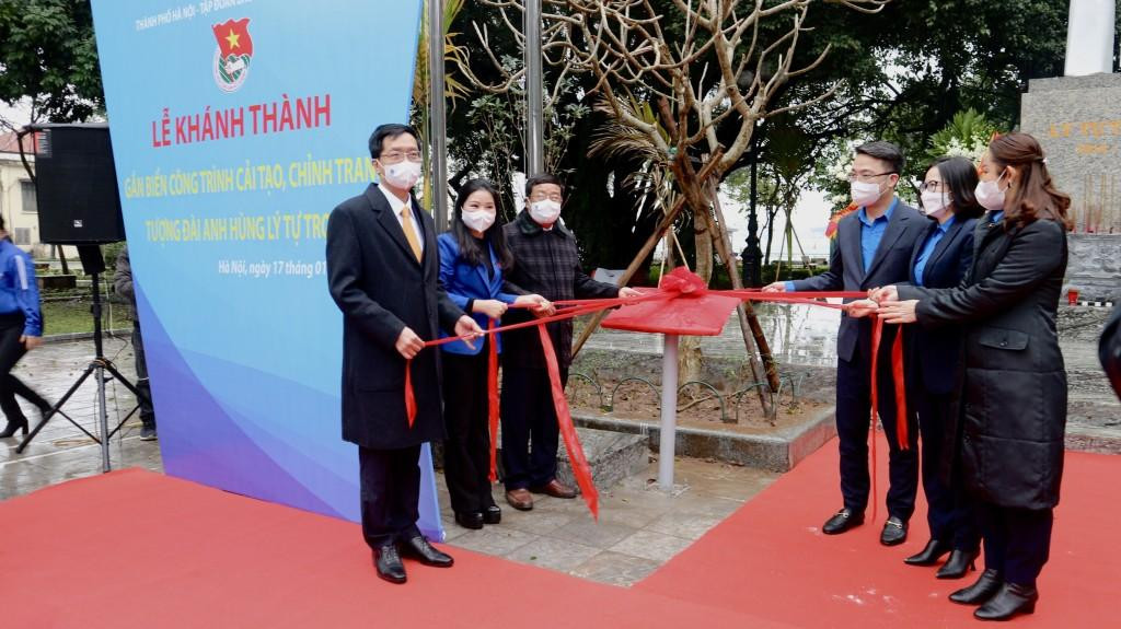 Các đại biểu cắt băng khánh thành công trình cải tạo, chỉnh trang tượng đài anh hùng Lý Tự Trọng