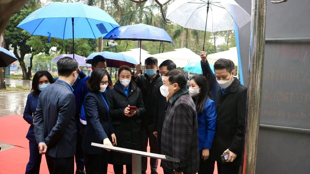 Các đại biểu trải nghiệm điểm quét mã QR