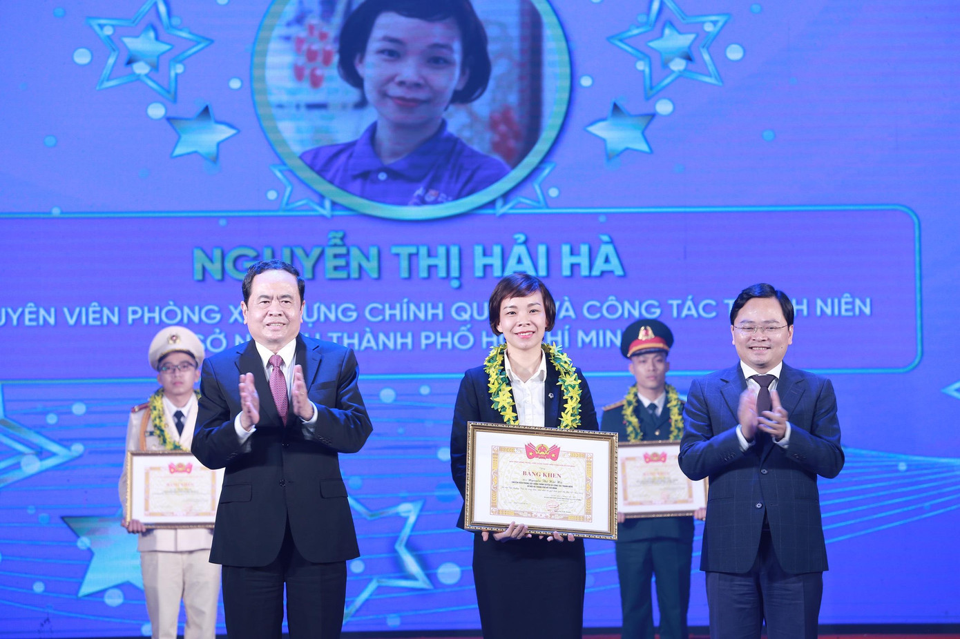 Ông Trần Thanh Mẫn, Phó Chủ tịch thường trực Quốc hội (bên trái); anh Nguyễn Anh Tuấn, Bí thư thứ nhất T.Ư Đoàn trao tặng phần thưởng cho cán bộ, công chức, viên chức trẻ giỏi. Ảnh: Bảo Anh Ông Trần Thanh Mẫn, Phó Chủ tịch thường trực Quốc hội (bên trái); anh Nguyễn Anh Tuấn, Bí thư thứ nhất T.Ư Đoàn trao tặng phần thưởng cho cán bộ, công chức, viên chức trẻ giỏi. Ảnh: Bảo Anh