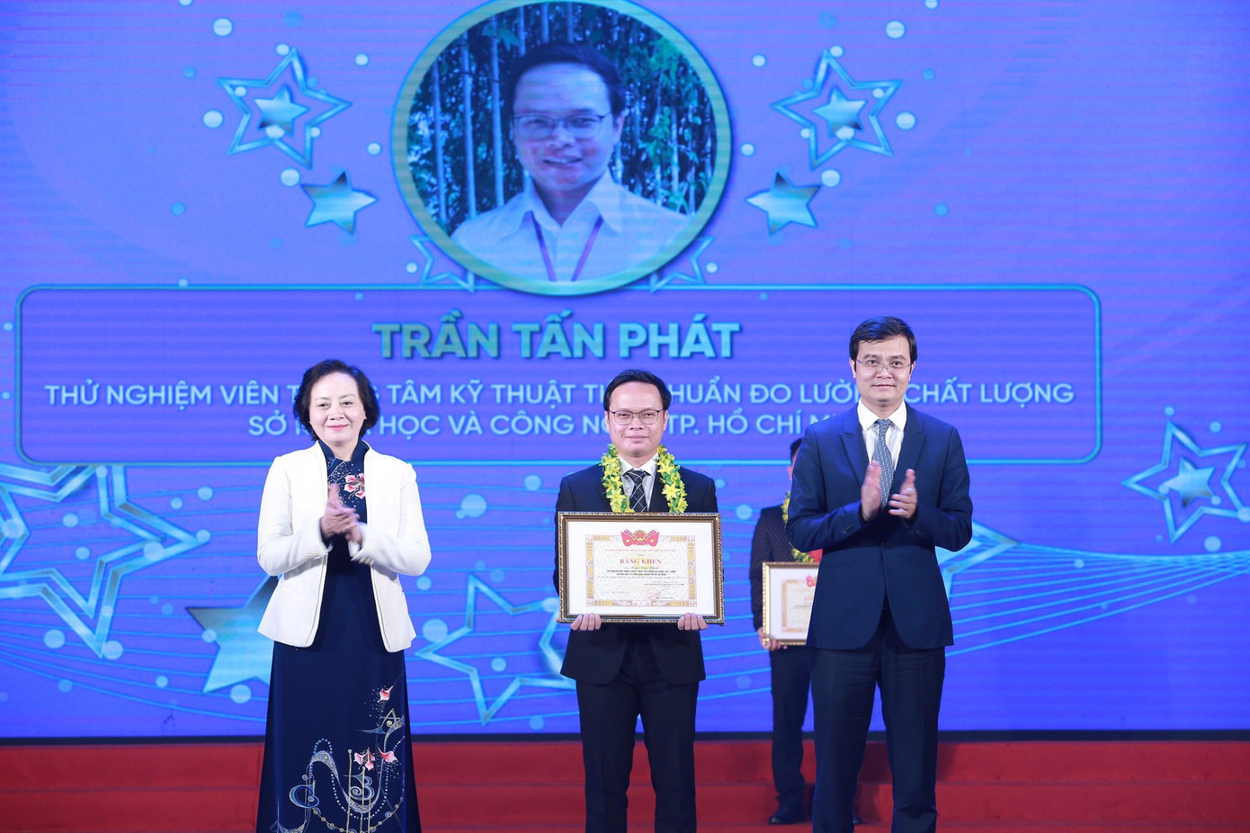 Bà Phạm Thị Thanh Trà, Bộ trưởng Bộ Nội vụ và anh Bùi Quang Huy, Bí thư thường trực T.Ư Đoàn trao tặng phần thưởng cho cán bộ, công chức, viên chức trẻ giỏi. Ảnh: Bảo Anh Bà Phạm Thị Thanh Trà, Bộ trưởng Bộ Nội vụ và anh Bùi Quang Huy, Bí thư thường trực T.Ư Đoàn trao tặng phần thưởng cho cán bộ, công chức, viên chức trẻ giỏi. Ảnh: Bảo Anh