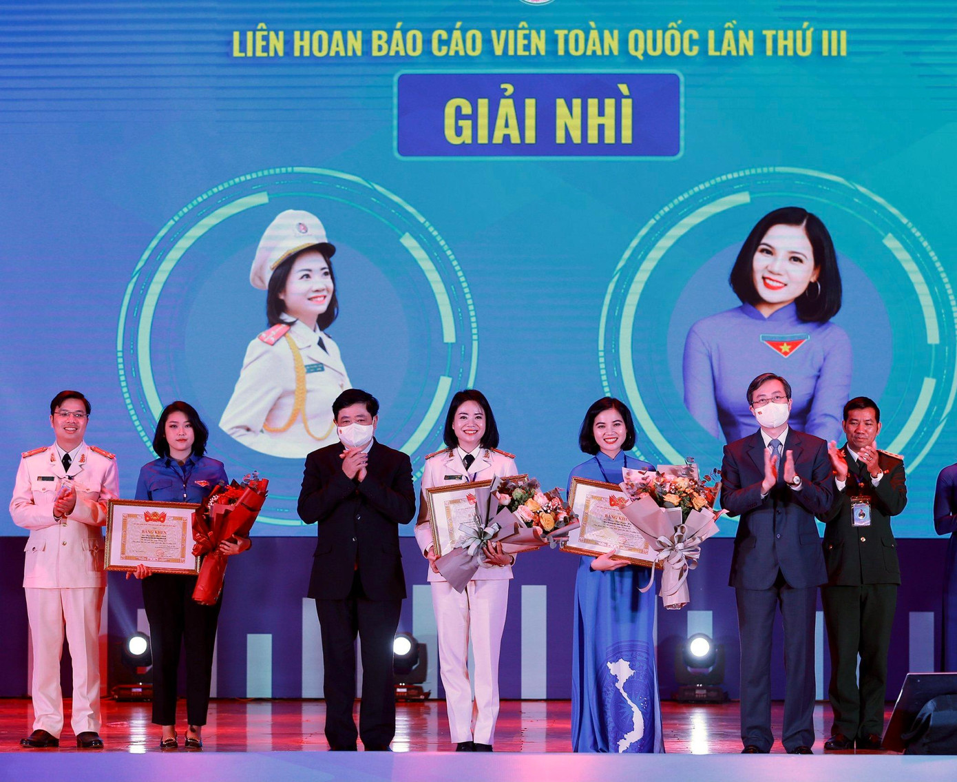 Trao giải các thí sinh đoạt giải nhì. Ảnh: Bảo Anh