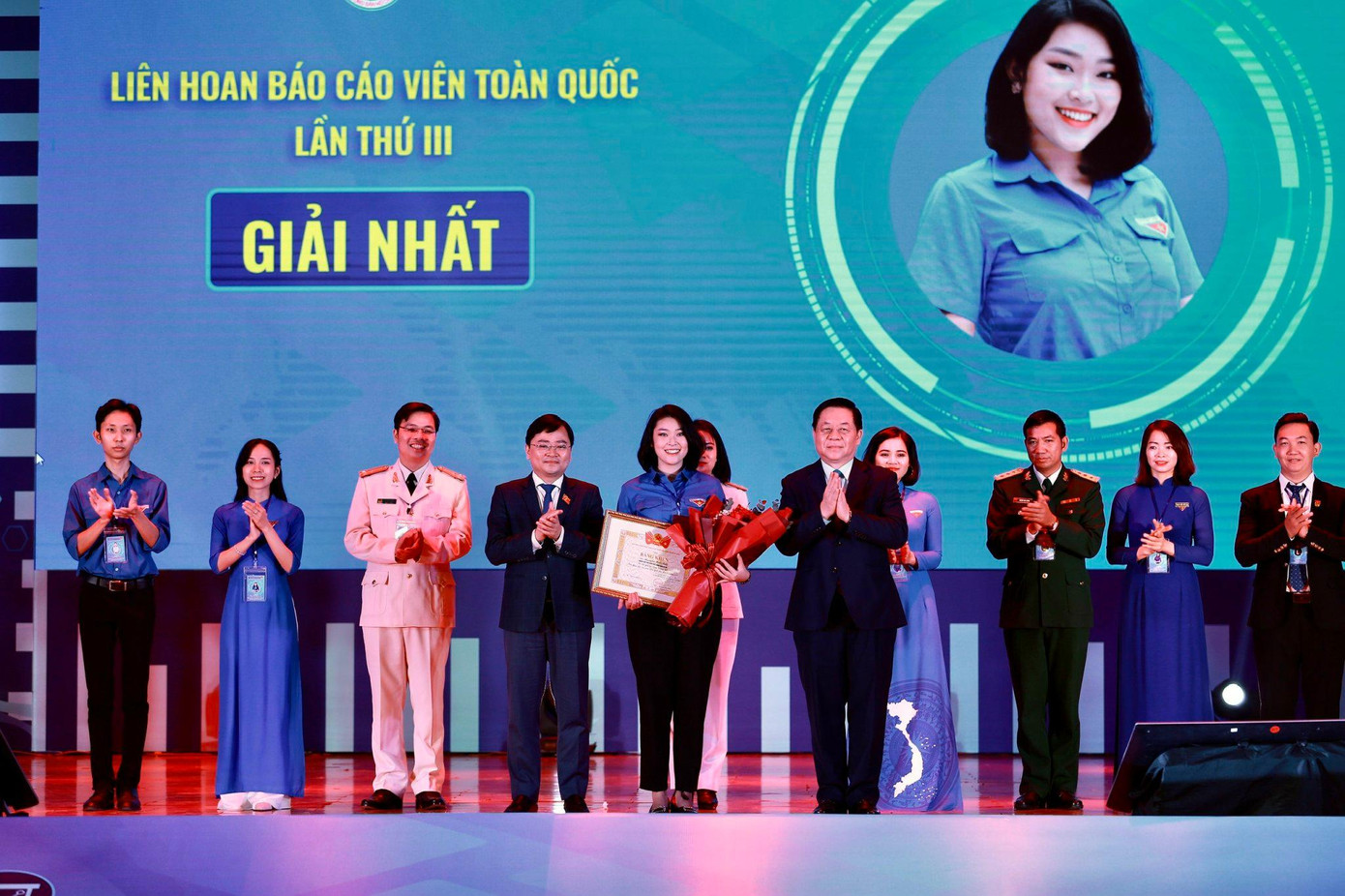 Ông Nguyễn Trọng Nghĩa, Bí thư T.Ư Đảng, Trưởng Ban Tuyên giáo T.Ư (bên phải); anh Nguyễn Anh Tuấn, Ủy viên T.Ư Đảng, Bí thư thứ nhất T.Ư Đoàn (bên trái) trao giải nhất cho thí sinh Nguyễn Mai Anh. Ảnh: Bảo Anh