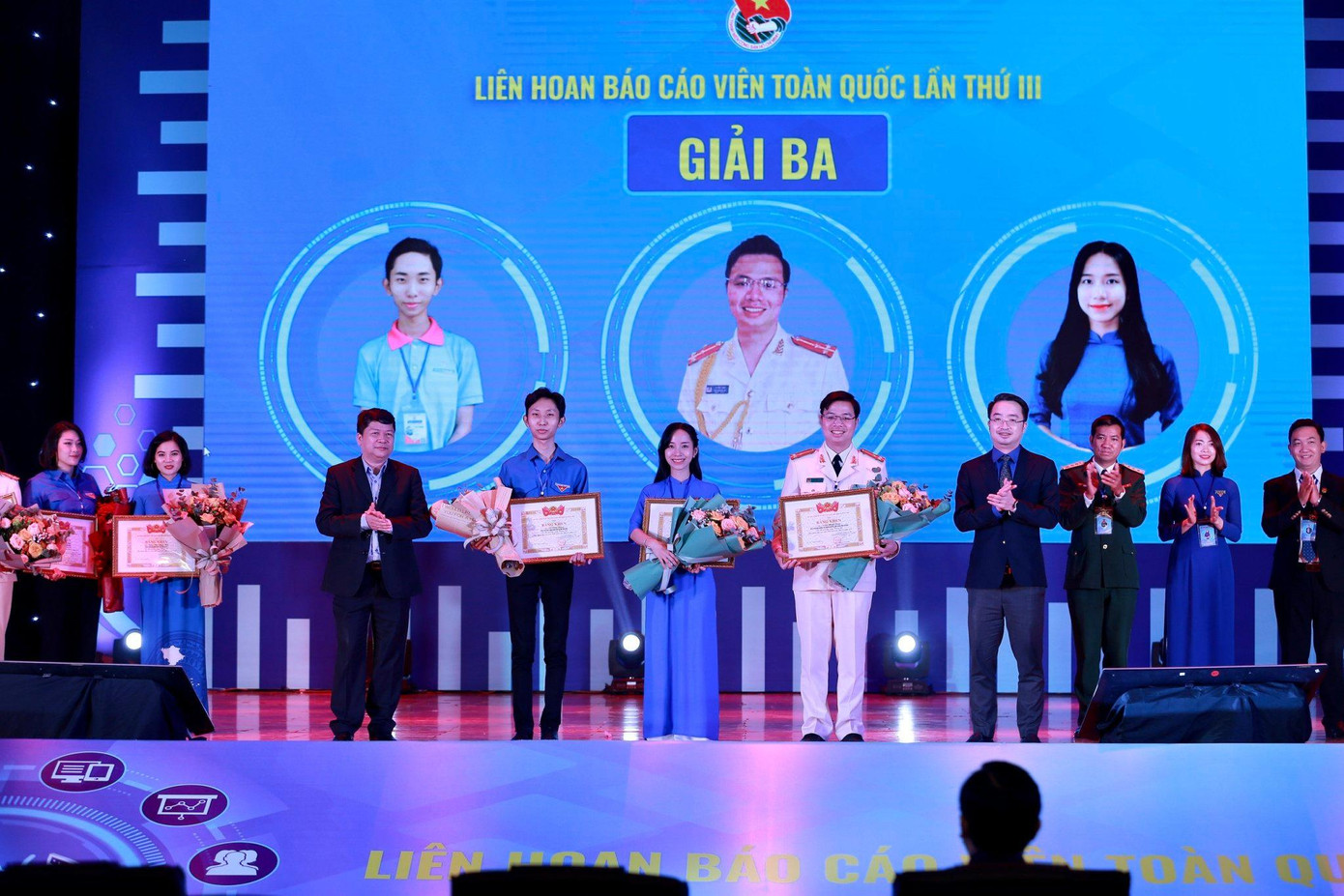 Trao giải các thí sinh đoạt giải ba. Ảnh: Bảo Anh