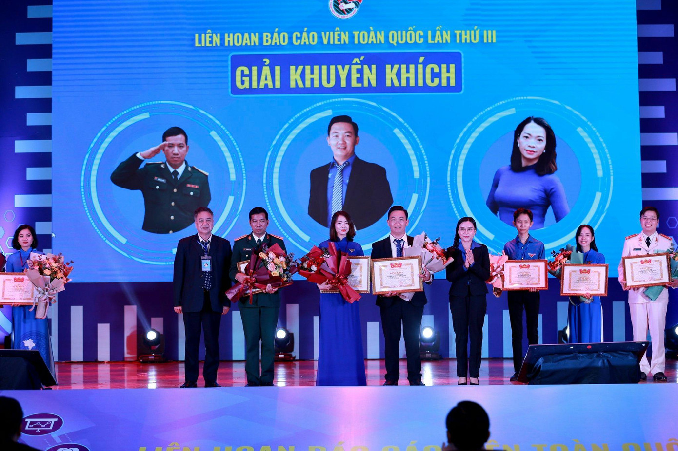 Trao giải các thí sinh đoạt giải khuyến khích. Ảnh: Bảo Anh