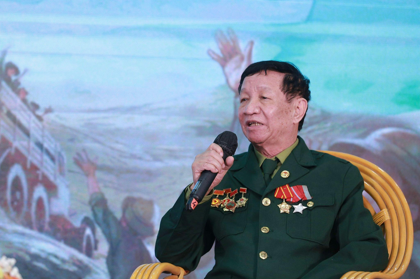 Ông Đỗ Quốc Phong, Chủ tịch Hội cựu TNXP TP Hà Nội, Trưởng Ban liên lạc Lực lượng TNXP K53 Anh hùng giao lưu tại chương trình. Ảnh: Bảo Anh Ông Đỗ Quốc Phong, Chủ tịch Hội cựu TNXP TP Hà Nội, Trưởng Ban liên lạc Lực lượng TNXP K53 Anh hùng giao lưu tại chương trình. Ảnh: Bảo Anh