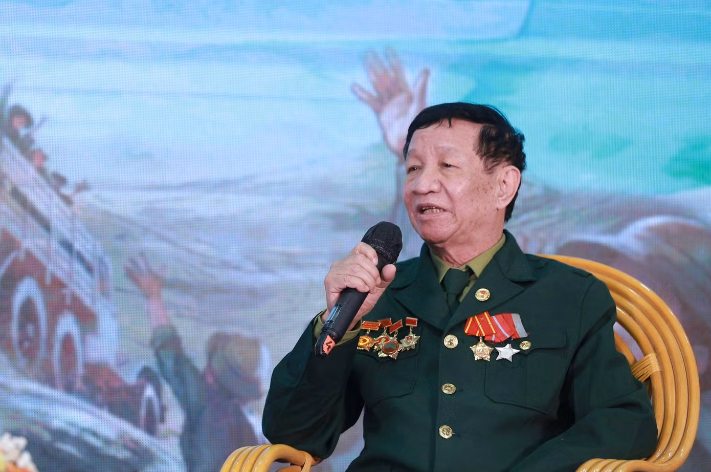 Ông Đỗ Quốc Phong, Chủ tịch Hội cựu TNXP TP Hà Nội, Trưởng Ban liên lạc Lực lượng TNXP K53 Anh hùng giao lưu tại chương trình. Ảnh: Bảo Anh