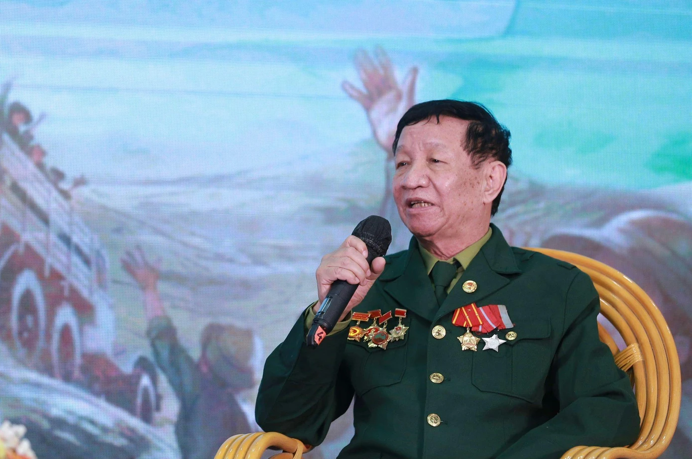 Ông Đỗ Quốc Phong, Chủ tịch Hội cựu TNXP TP Hà Nội, Trưởng Ban liên lạc Lực lượng TNXP K53 Anh hùng giao lưu tại chương trình. Ảnh: Bảo Anh