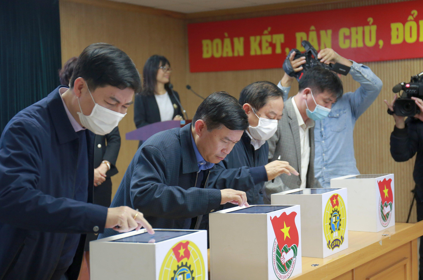 Các đơn vị ký kết thi đua năm 2022 bằng hình thức ký điện tử. Ảnh: Bảo Anh Các đơn vị ký kết thi đua năm 2022 bằng hình thức ký điện tử. Ảnh: Bảo Anh