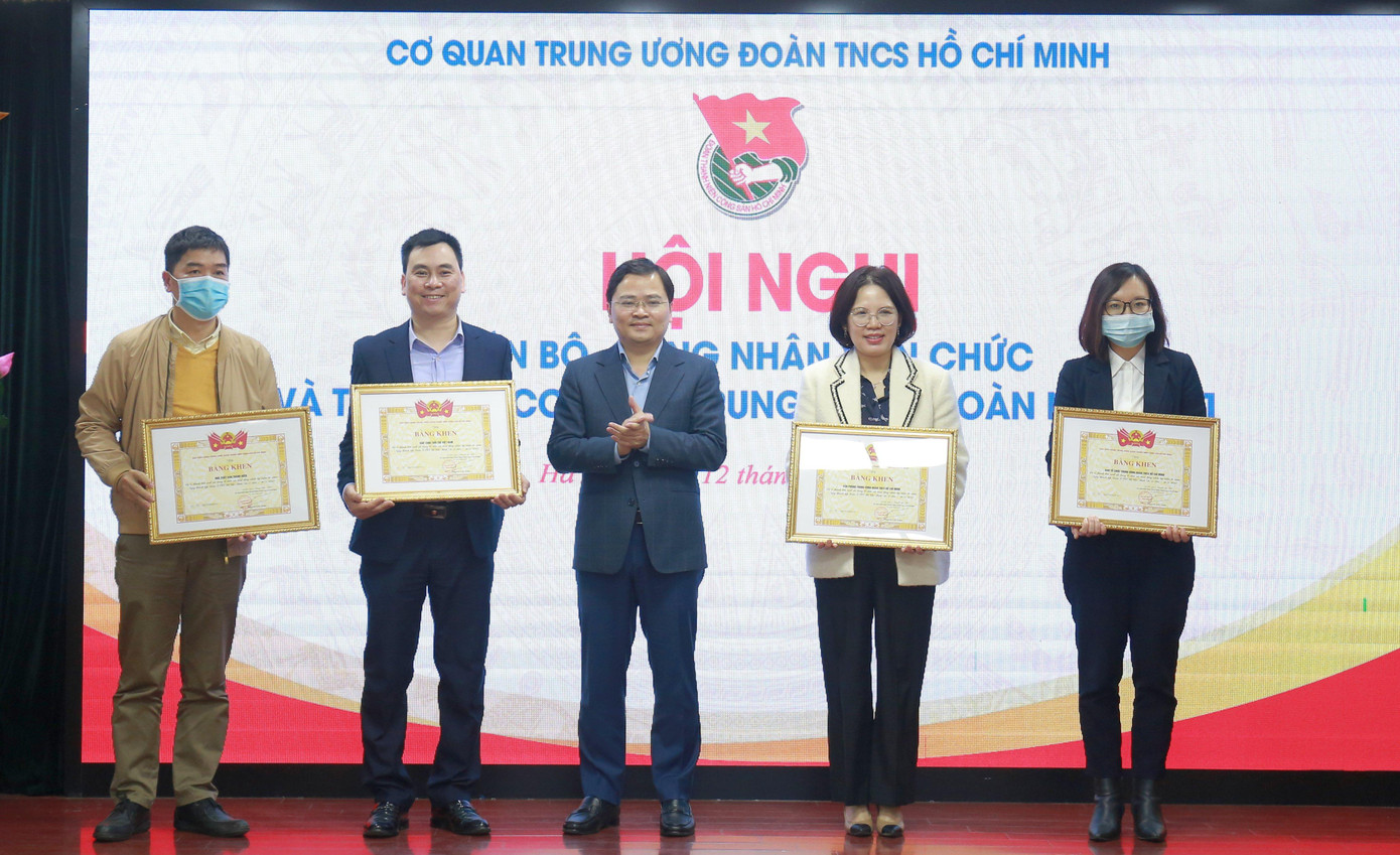 Anh Nguyễn Anh Tuấn tặng Bằng khen cho tập thể xuất sắc, tiêu biểu nhân dịp kỷ niệm 90 năm ngày thành lập Đoàn TNCS Hồ Chí Minh. Anh Nguyễn Anh Tuấn tặng Bằng khen cho tập thể xuất sắc, tiêu biểu nhân dịp kỷ niệm 90 năm ngày thành lập Đoàn TNCS Hồ Chí Minh.