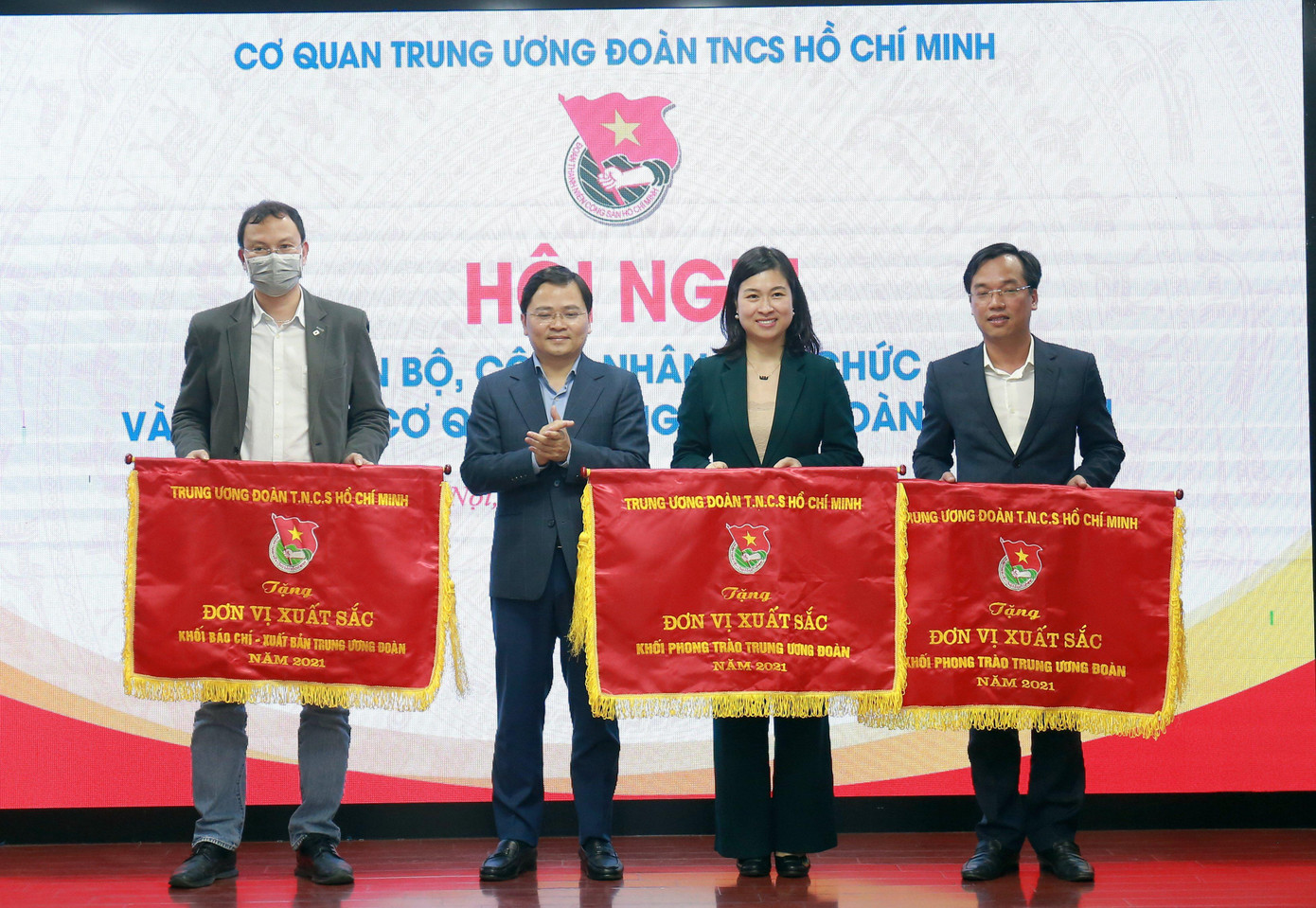 Bí thư thứ nhất T.Ư Đoàn Nguyễn Anh Tuấn tặng cờ thi đua cho các đơn vị xuất sắc năm 2021. Ảnh: Bảo Anh Bí thư thứ nhất T.Ư Đoàn Nguyễn Anh Tuấn tặng cờ thi đua cho các đơn vị xuất sắc năm 2021. Ảnh: Bảo Anh