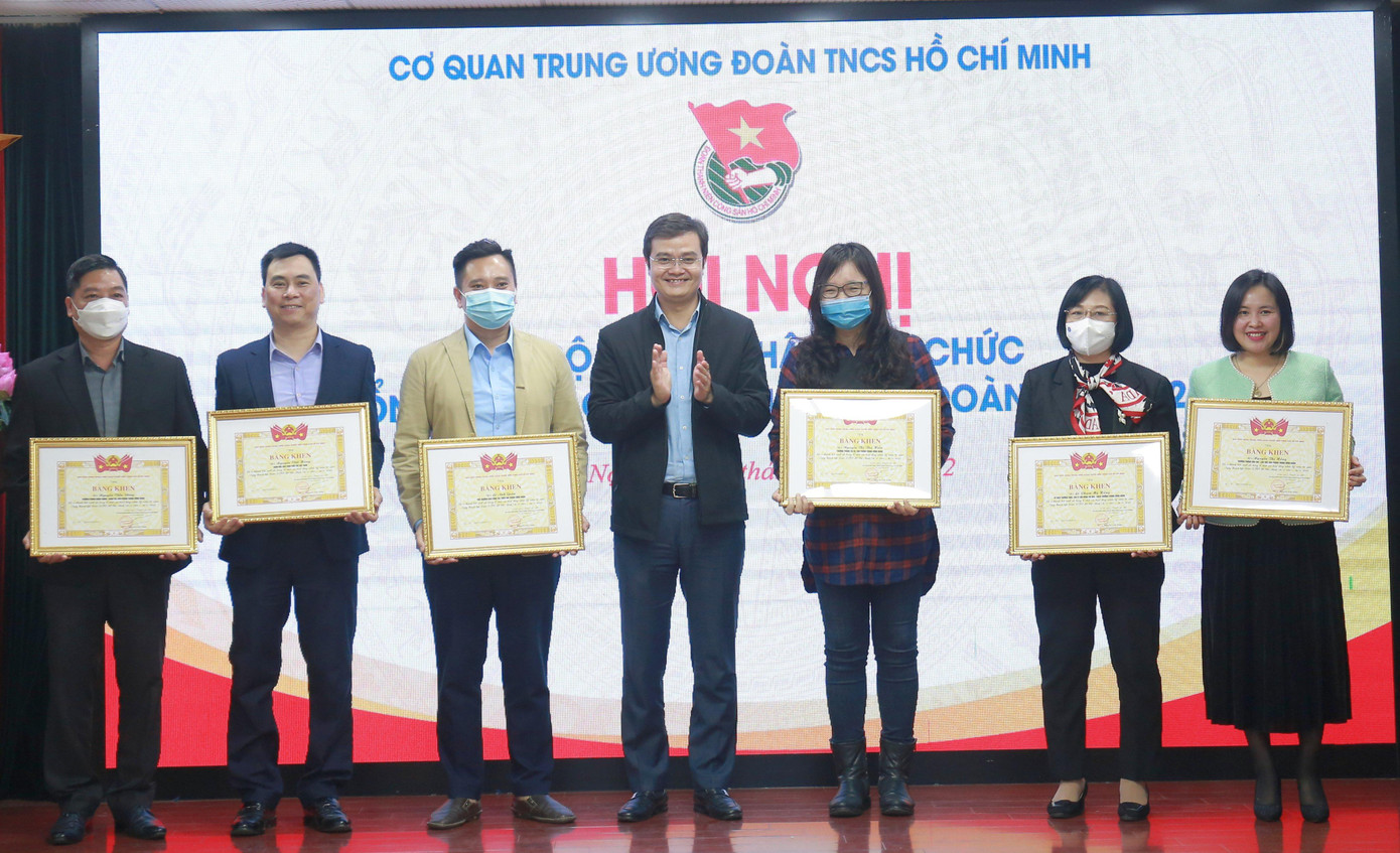 Bí thư thường trực T.Ư Đoàn Bùi Quang Huy tặng Bằng khen cho cá nhân xuất sắc, tiêu biểu nhân dịp kỷ niệm 90 năm ngày thành lập Đoàn TNCS Hồ Chí Minh. Bí thư thường trực T.Ư Đoàn Bùi Quang Huy tặng Bằng khen cho cá nhân xuất sắc, tiêu biểu nhân dịp kỷ niệm 90 năm ngày thành lập Đoàn TNCS Hồ Chí Minh.