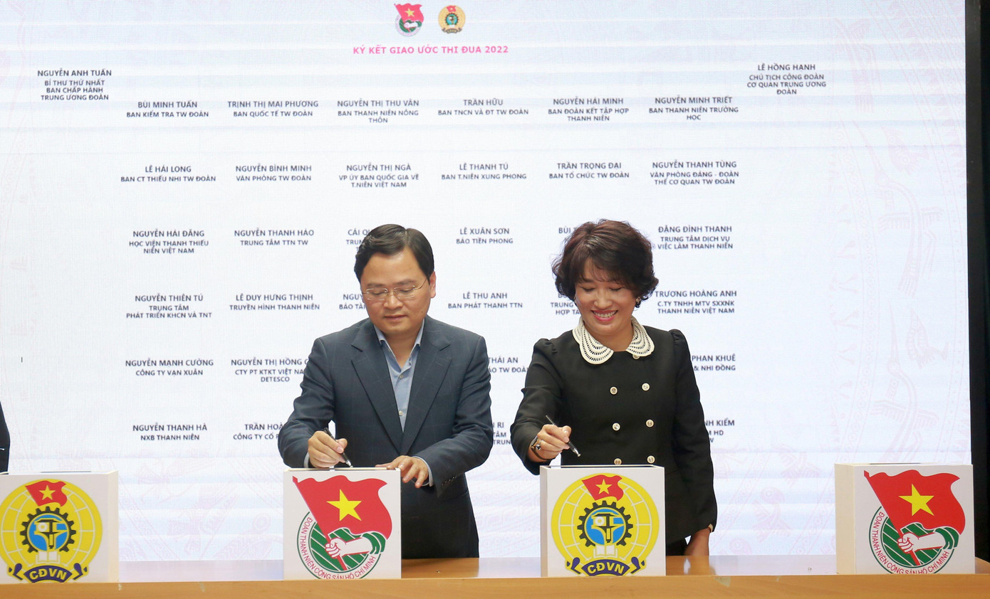 Bí thư thứ nhất T.Ư Đoàn Nguyễn Anh Tuấn và Chủ tịch Công đoàn cơ quan T.Ư Đoàn ký kết giao ước thi đua năm 2022. Ảnh: Bảo Anh Bí thư thứ nhất T.Ư Đoàn Nguyễn Anh Tuấn và Chủ tịch Công đoàn cơ quan T.Ư Đoàn ký kết giao ước thi đua năm 2022. Ảnh: Bảo Anh