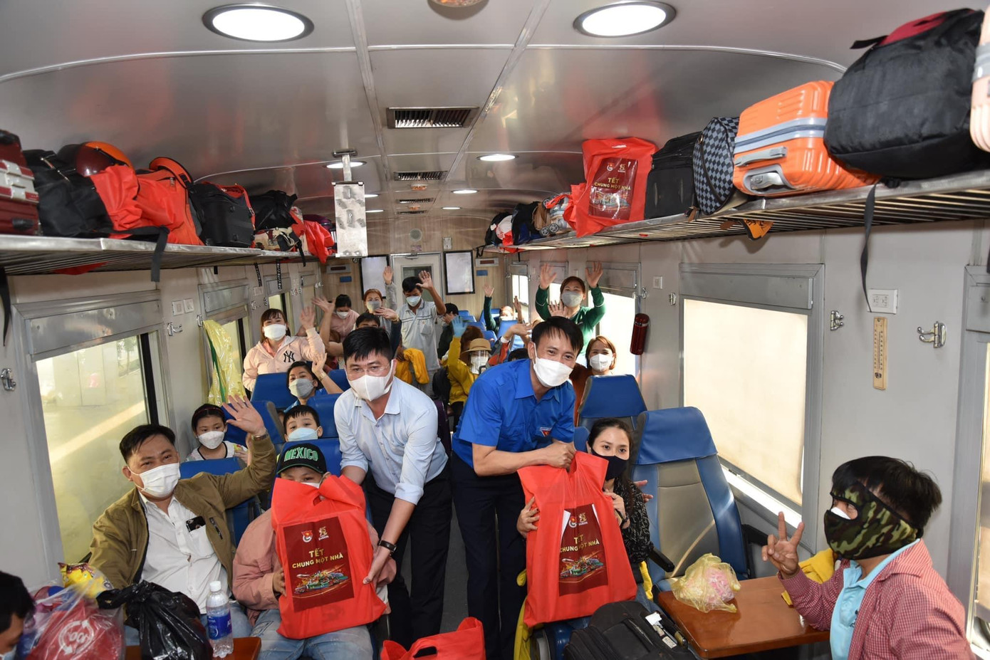 Những món quà được trao tận tay Những món quà được trao tận tay