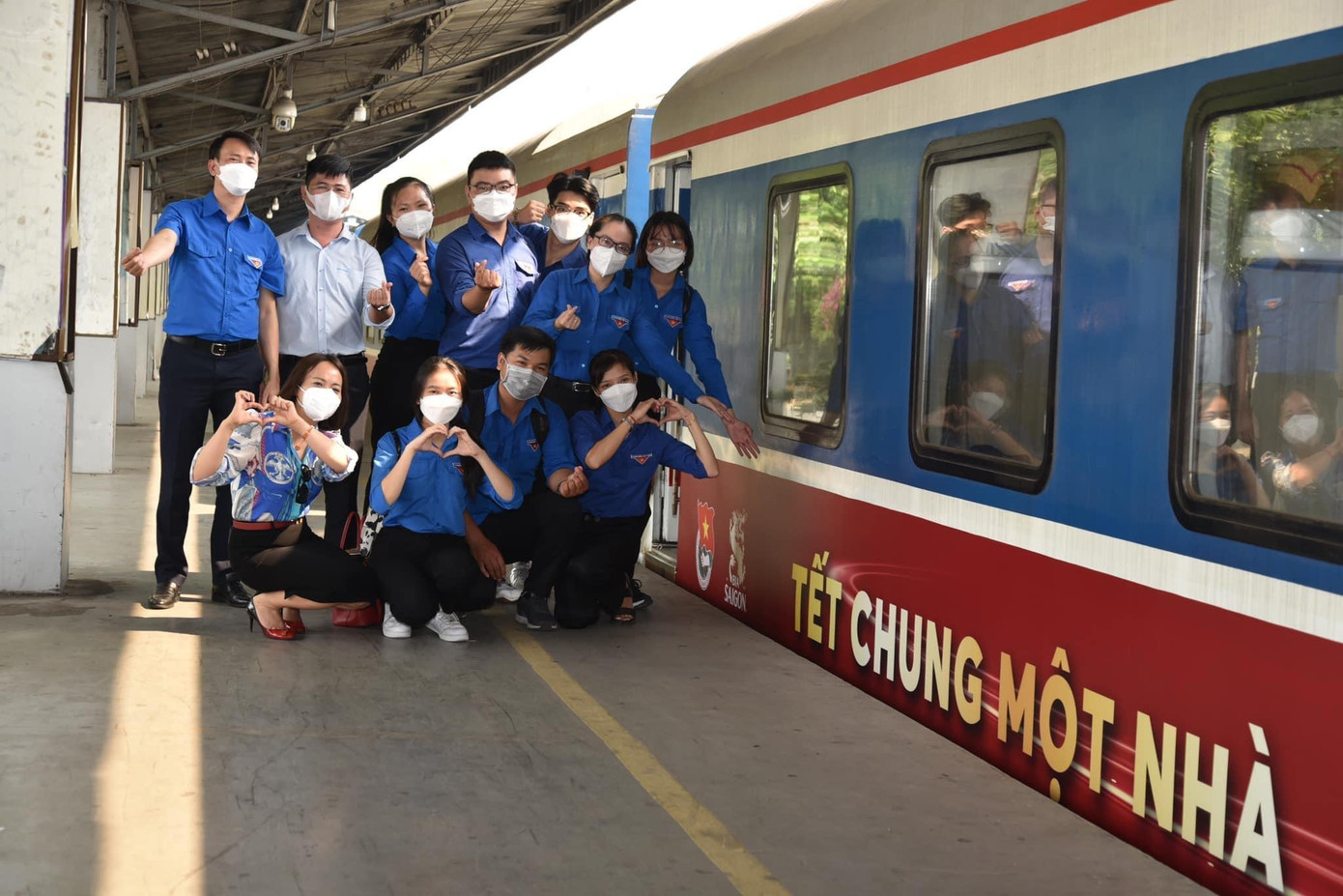 Niềm vui của bạn trẻ bên chuyến tàu khởi hành chương trình "Tết chung một nhà" Niềm vui của bạn trẻ bên chuyến tàu khởi hành chương trình "Tết chung một nhà"