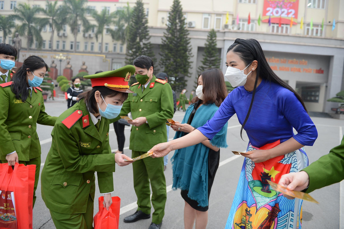 Hoa hậu Ngọc Hân tiễn sinh viên và tặng lì xì cho sinh viên về quê đón tết trong chương trình "Tết chung một nhà" Hoa hậu Ngọc Hân tiễn sinh viên và tặng lì xì cho sinh viên về quê đón tết trong chương trình "Tết chung một nhà"