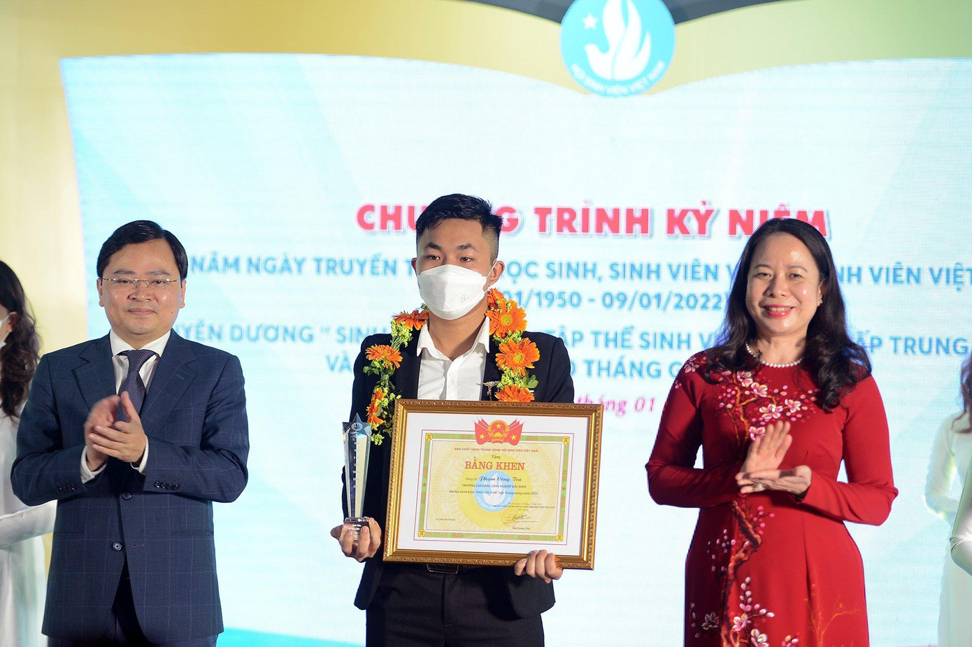 Bà Võ Thị Ánh Xuân- Phó Chủ tịch nước và anh Nguyễn Anh Tuấn - Bí thư thứ nhất T.Ư Đoàn trao danh hiệu &quot;Sinh viên 5 tốt&quot; cấp T.Ư năm 2021. Ảnh: Dương Triều