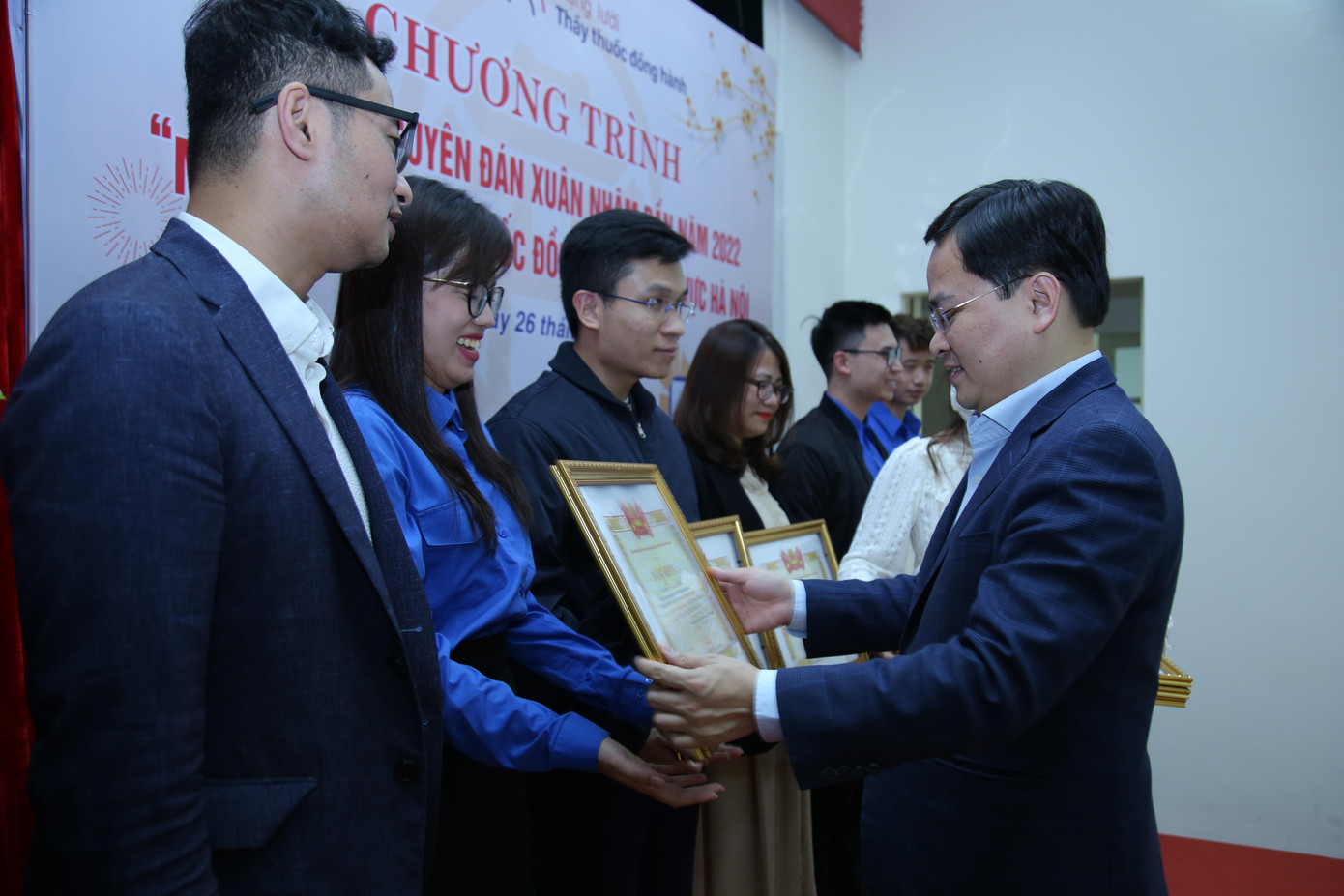 Bí thư thứ nhất T.Ư Đoàn Nguyễn Anh Tuấn tặng bằng khen cho các thành viên điều hành Mạng lưới thầy thuốc đồng hành Hà Nội. Ảnh: Lâm Đăng Hải Bí thư thứ nhất T.Ư Đoàn Nguyễn Anh Tuấn tặng bằng khen cho các thành viên điều hành Mạng lưới thầy thuốc đồng hành Hà Nội. Ảnh: Lâm Đăng Hải