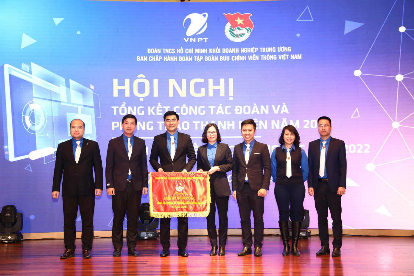 Chị Hoàng Thị Minh Thu, Bí thư Đoàn Khối Doanh nghiệp T.Ư trao cờ thi đua xuất sắc cho Đoàn Thanh niên VNPT