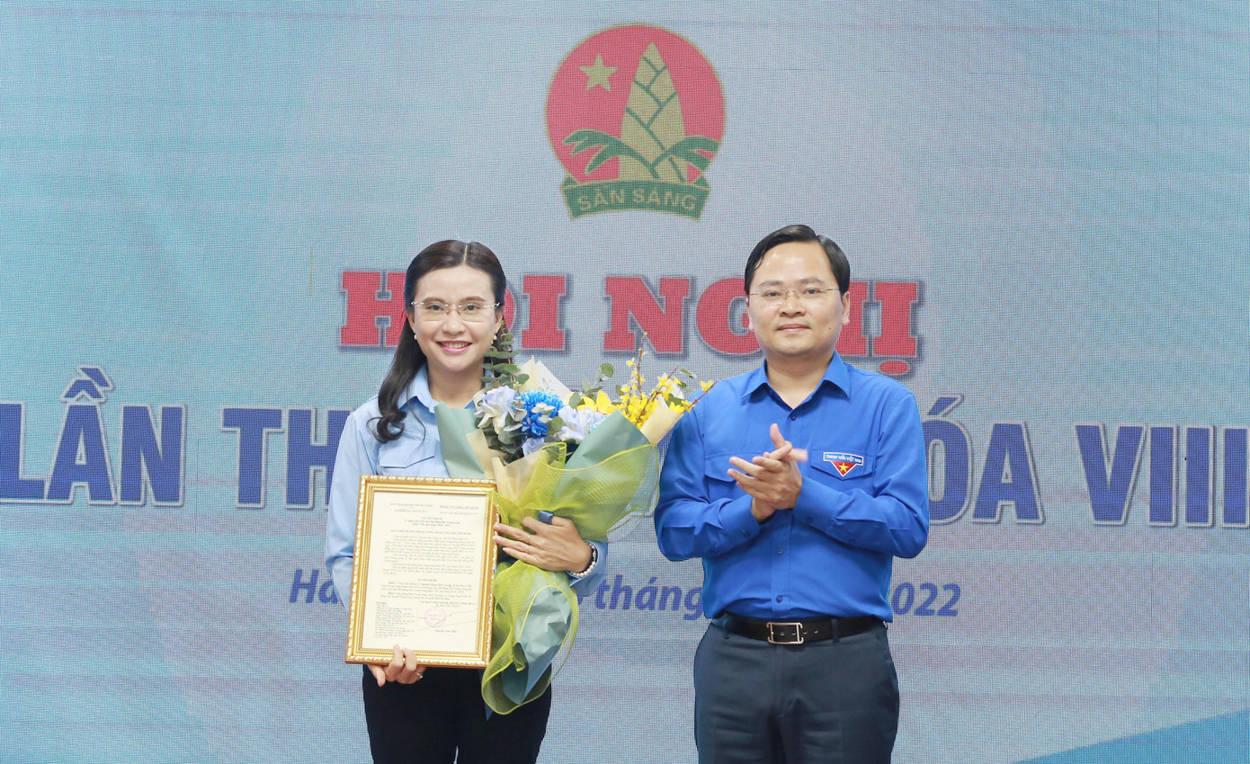 Anh Nguyễn Anh Tuấn, Bí thư thứ nhất T.Ư Đoàn trao quyết định công nhận Chủ tịch Hội đồng Đội T.Ư đối với chị Nguyễn Phạm Duy Trang, Bí thư T.Ư Đoàn. Ảnh: Bảo Anh Anh Nguyễn Anh Tuấn, Bí thư thứ nhất T.Ư Đoàn trao quyết định công nhận Chủ tịch Hội đồng Đội T.Ư đối với chị Nguyễn Phạm Duy Trang, Bí thư T.Ư Đoàn. Ảnh: Bảo Anh