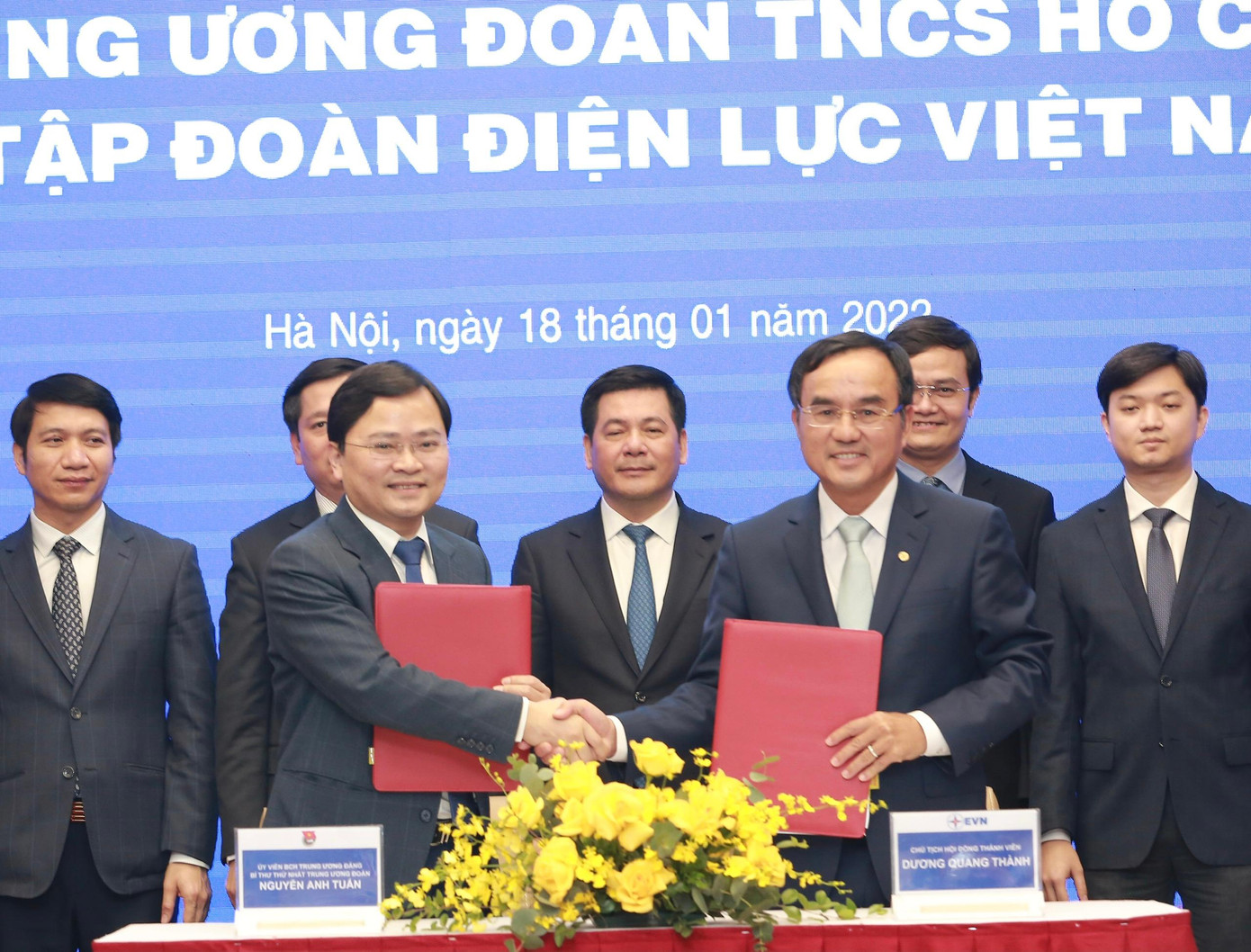 Anh Nguyễn Anh Tuấn, Ủy viên T.Ư Đảng, Bí thư thứ nhất T.Ư Đoàn (bên trái); ông Dương Quang Thành, Chủ tịch Hội đồng thành viên EVN ký kết thỏa thuận hợp tác của hai đơn vị. Ảnh: Bảo Anh