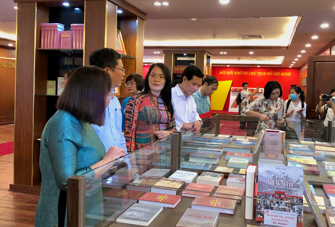 Các đại biểu tham quan tủ sách tại phòng truyền thống Nhà xuất bản