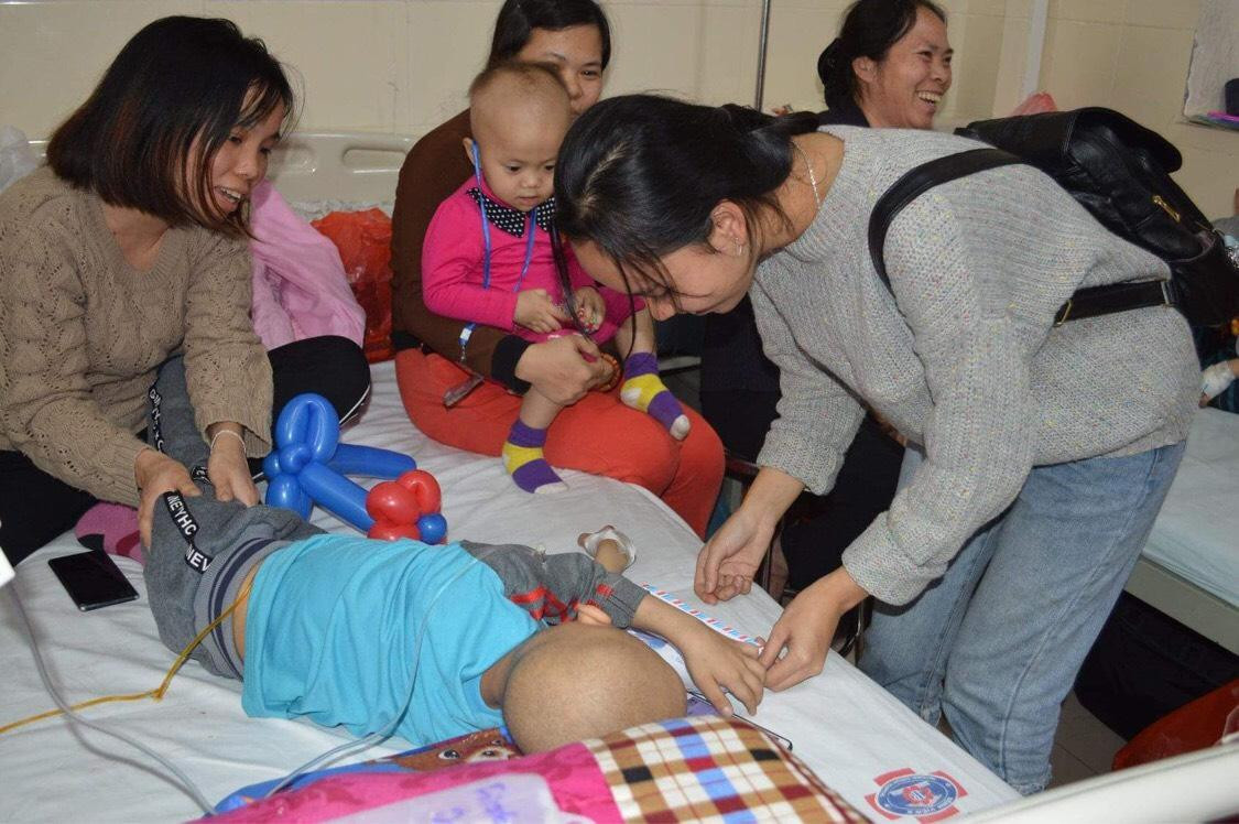 Nữ sinh Nguyễn Thị Hậu trong một lần thăm hỏi, tặng quà cho em nhỏ có hoàn cảnh khó khăn