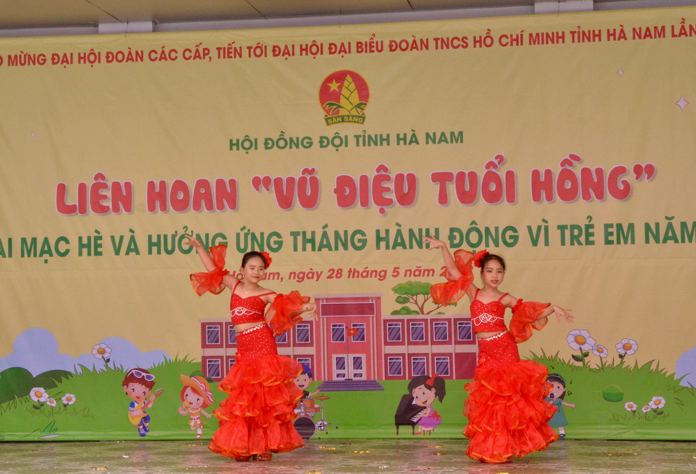 Không khí vui tươi náo nức tại liên hoan “Vũ điệu tuổi hồng”