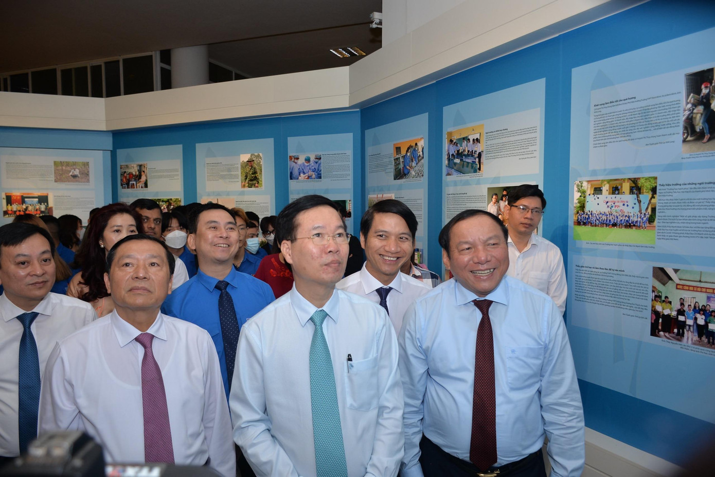 Lãnh đạo Đảng, Nhà nước cùng các đại biểu tham quan tại triển lãm (Ảnh: Mai Hương)