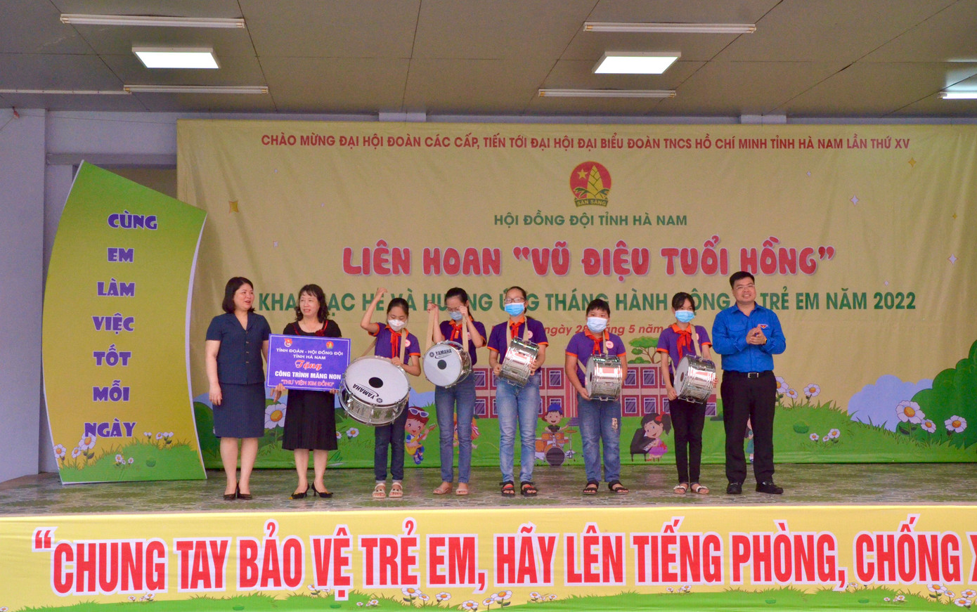 Tỉnh Đoàn Hà Nam gửi tặng công trình măng non “Thư viện Kim Đồng”