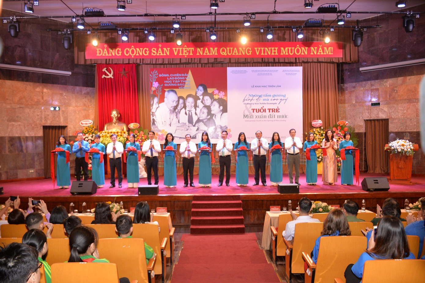 Khai mạc triển lãm “Những tấm gương bình dị mà cao quý” và “Tuổi trẻ - Mùa xuân đất nước” (Ảnh: Mai Hương)