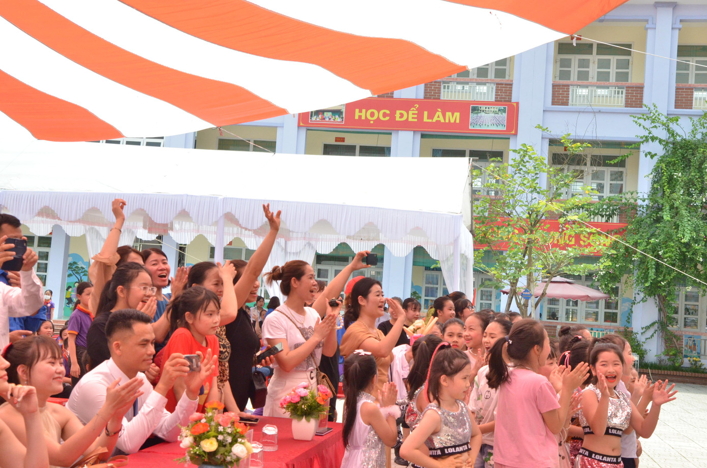 Các cổ động viên phấn khích, nhiệt tình cổ vũ