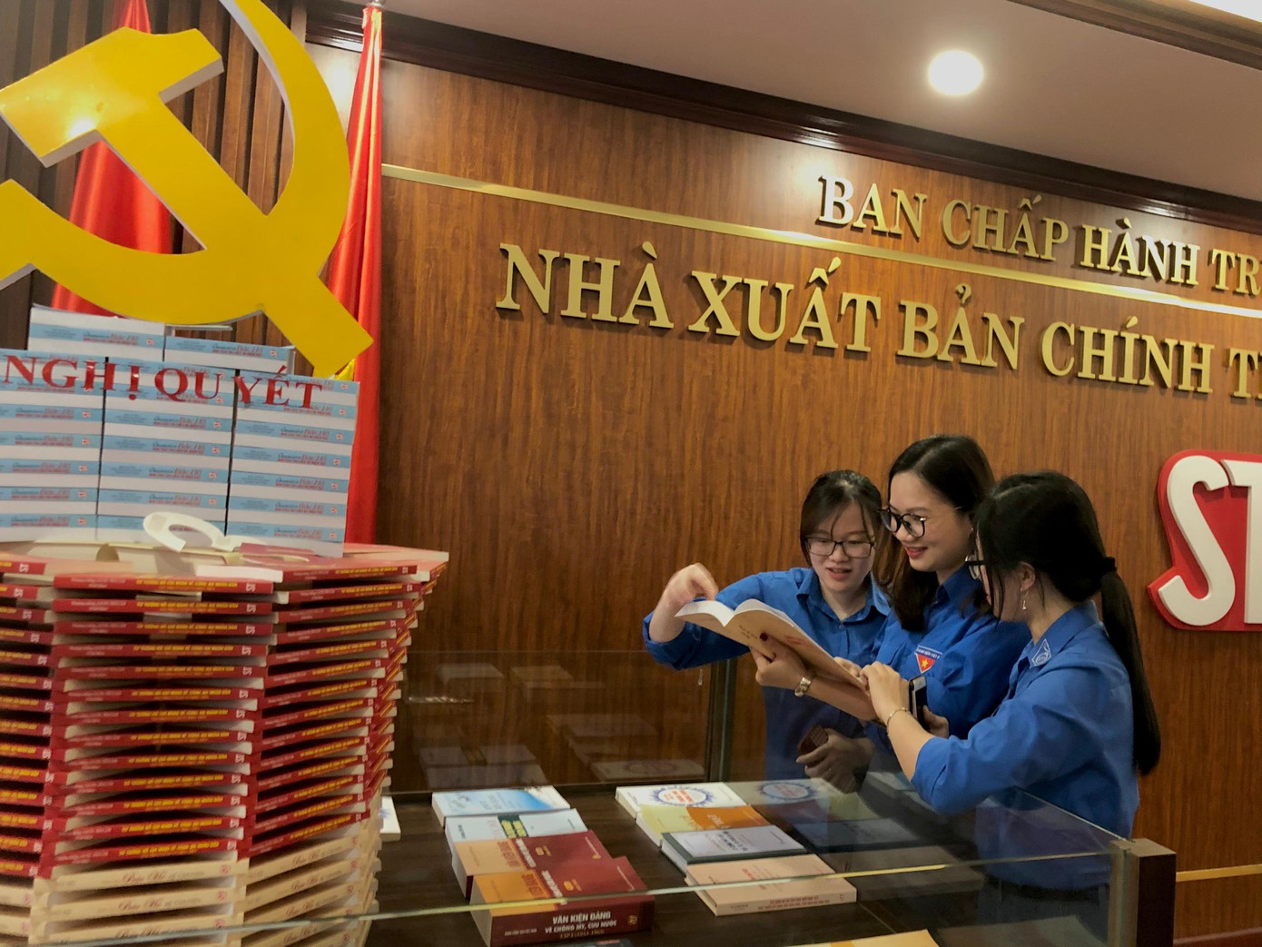 Tủ sách được đông đảo đoàn viên, thanh niên đón đọc