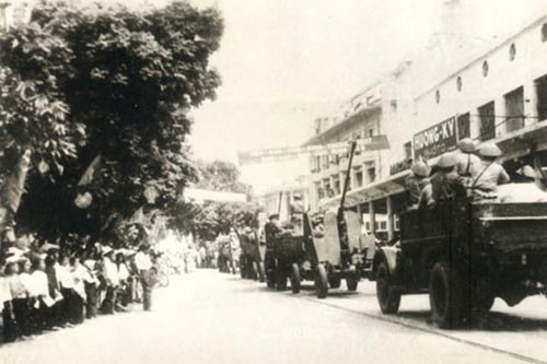 Từng lữ đoàn nhanh chóng di chuyển về điểm tập kết tại sân Cột Cờ