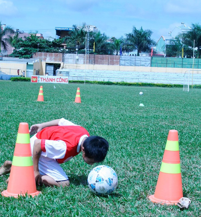 Công Phượng tinh quái loại bỏ 3 cầu thủ rồi dùng đầu ghi bàn