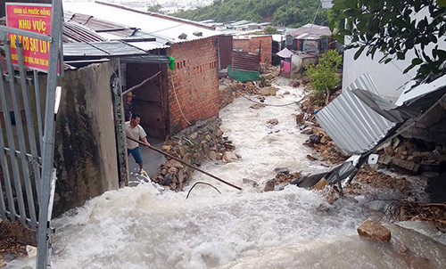 Đường Nha Trang đi Đà Lạt ùn tắc do sạt lở ảnh 2