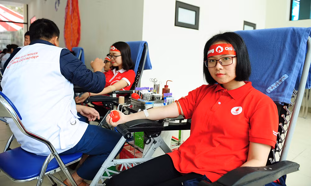 Đông đảo sinh viên hiến máu cứu người trong ngày hội chính Chủ nhật Đỏ ảnh 11